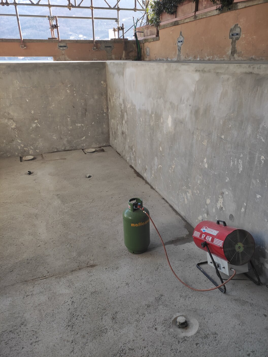 Operatore che lavora su una copertura in condizioni fredde