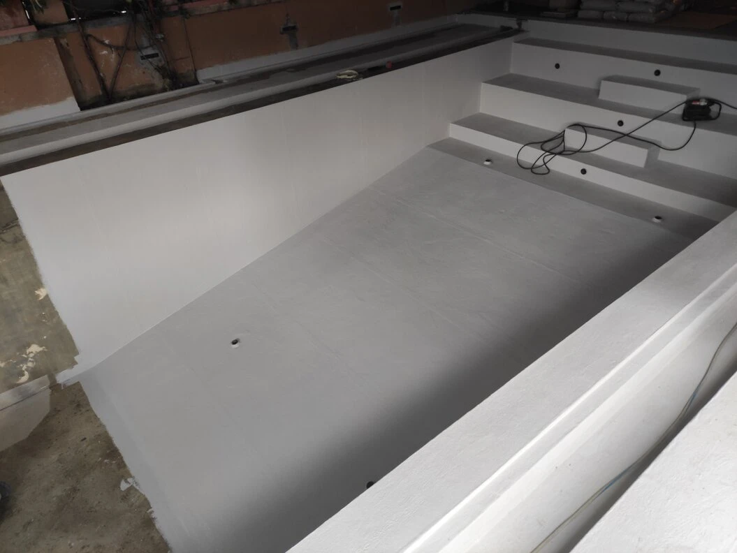 Dettaglio di rivestimento continuo in resina su tetto piano