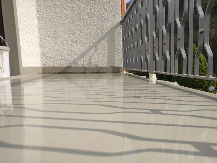 Applicazione di resina PMMA su un tetto piano