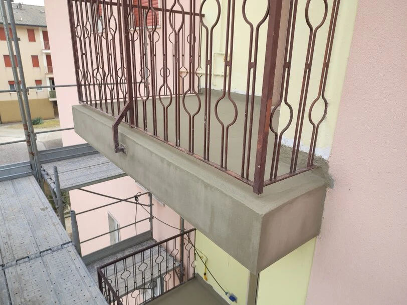 RIfacimento terrazzi condominiali, a sbalzo con frontalino continuo e elemento a L