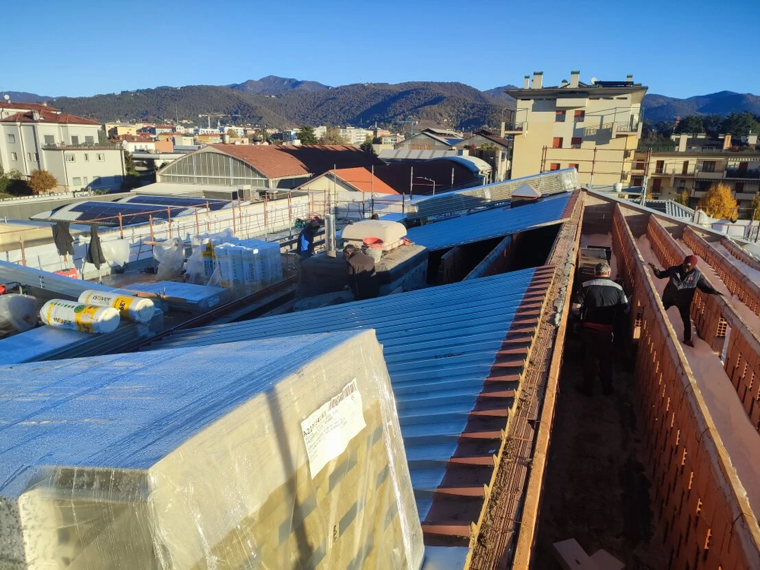 Porzione di copertura industriale durante intervento locale di adeguamento Broof