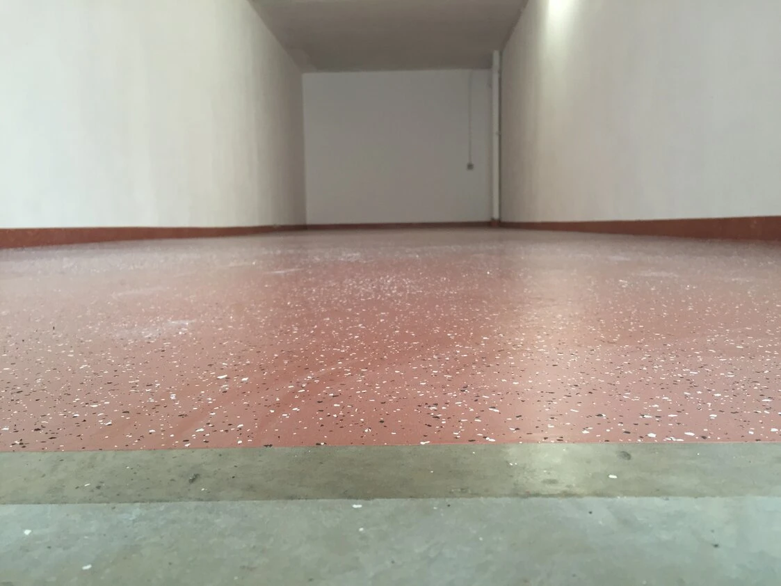 Passerella pedonale su tetto piano rivestita con resina antiscivolo