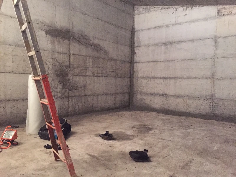 Piscina in fase di impermeabilizzazione